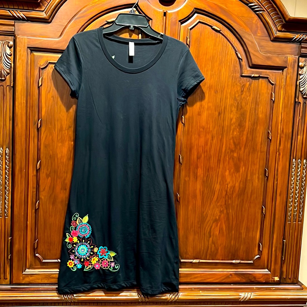 Bright Floral Embroidery detailed T-dress. Excellent Condition!